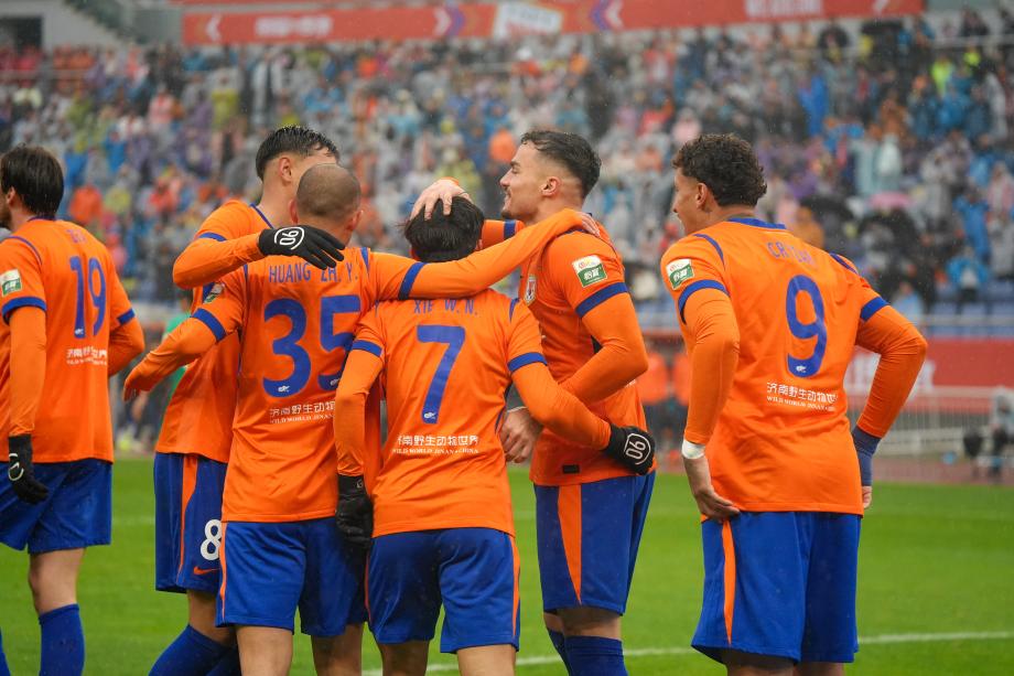 [图]谢文能克雷桑破门 山东泰山战胜北京国安